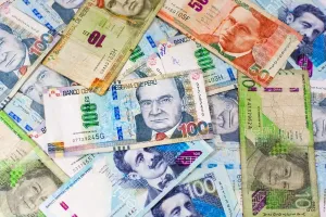 Qué hacer si recibo billetes falsos en mi tienda o estación de servicio