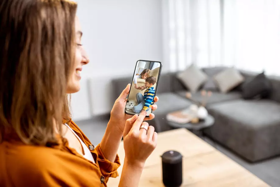Persona monitoreando su casa con la app Prosegur camaras de seguridad